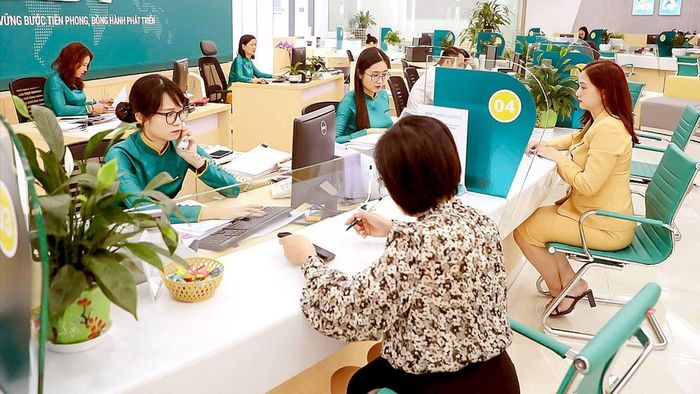 Giao dịch tại một ngân hàng ở Hà Nội. Ảnh: QUANG PHÚC