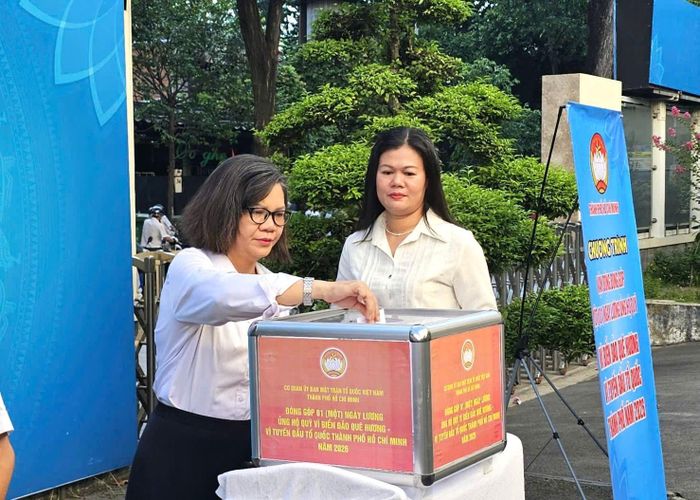  Cán bộ, công chức cơ quan Ủy ban MTTQ Việt Nam TPHCM ủng hộ Quỹ “Vì biển đảo quê hương - Vì tuyến đầu Tổ quốc” TPHCM năm 2026, ngay sau lễ chào cờ đầu tuần 