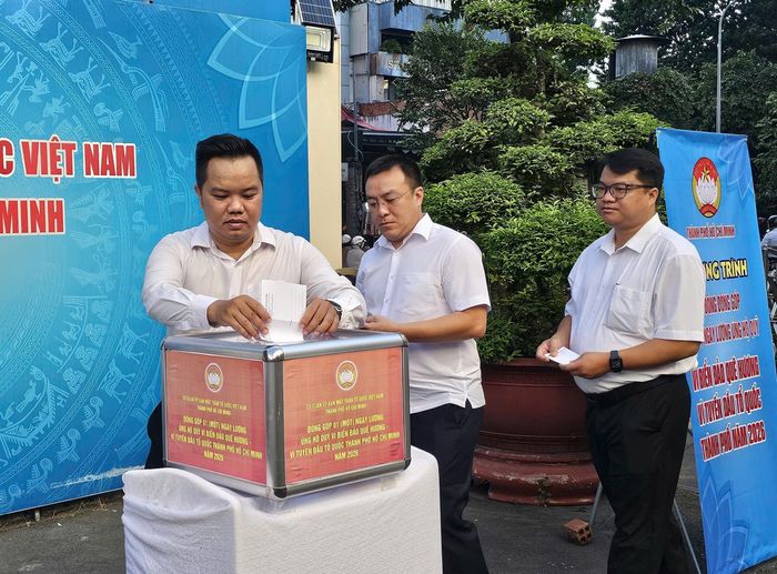  Cán bộ, công chức cơ quan Ủy ban MTTQ Việt Nam TPHCM ủng hộ Quỹ “Vì biển đảo quê hương - Vì tuyến đầu Tổ quốc” TPHCM năm 2026, sáng 3-8 