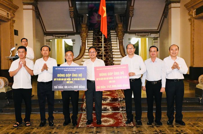  Các đồng chí thường trực HĐND TPHCM và UBND TPHCM cùng dự buổi lễ. Ảnh: VIỆT DŨNG 