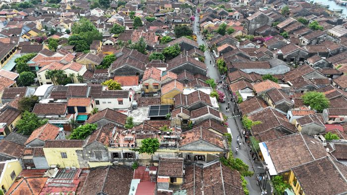  Nhiều ngôi nhà trong khu phố cổ Hội An (TP Đà Nẵng) được cải tạo để phục vụ kinh doanh. Ảnh: NGUYỄN CƯỜNG 