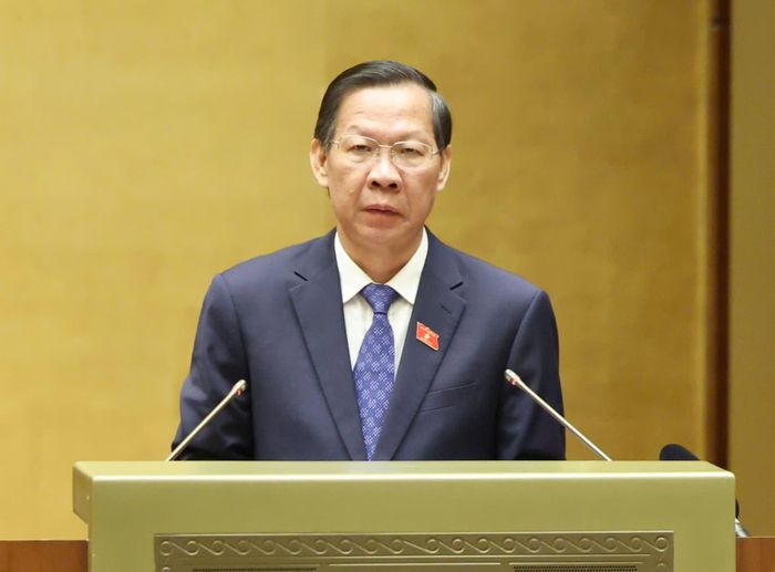 Chủ nhiệm Ủy ban Kinh tế và Tài chính Phan Văn Mãi trình bày báo cáo thẩm tra. Ảnh: QUANG PHÚC