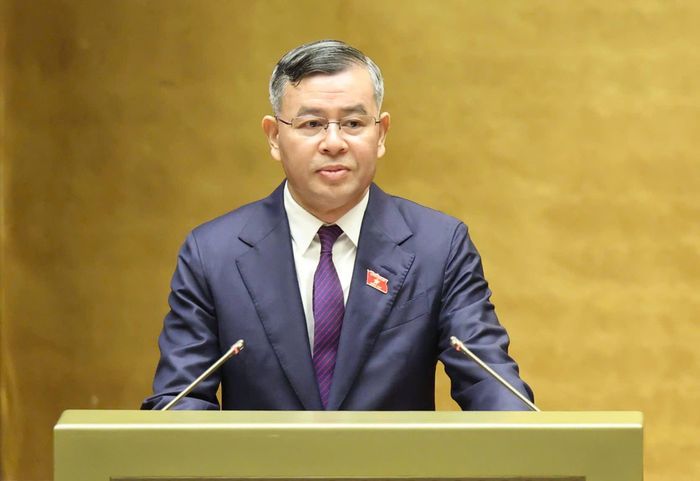 Bộ trưởng Bộ Tài chính Ngô Văn Tuấn đã trình bày Tờ trình tóm tắt về dự thảo nghị quyết. Ảnh: QUANG PHÚC