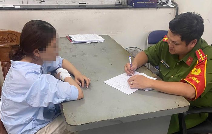 Công an lập hồ sơ, lấy lời khai với bà N. Ảnh: CATP