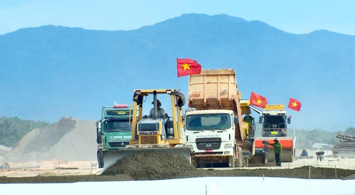 Các nhà thầu tăng tốc đưa dự án đường băng số 2 sân bay Phù Cát (hơn 3.200 tỷ đồng) về đích