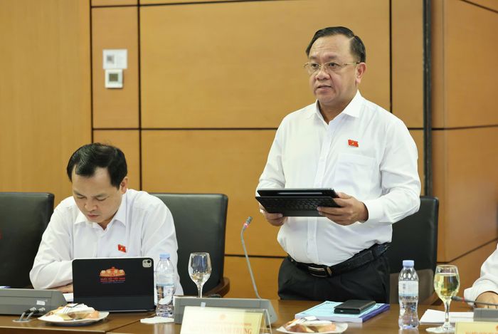  ĐB Nguyễn Thành Trung (TPHCM) phát biểu tại phiên họp tổ. Ảnh: QUANG PHÚC 