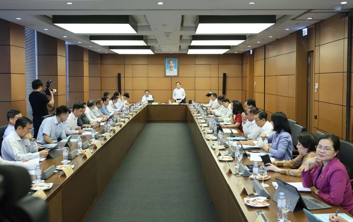  Quang cảnh phiên thảo luận tổ ĐB Quốc hội TPHCM, chiều 3-8. Ảnh: QUANG PHÚC 