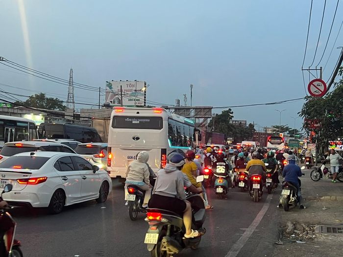 Đường Lê Khả Phiêu thuộc địa bàn xã Tân Kiên thường xuyên ùn ứ phương tiện. Ảnh: QUỐC HÙNG