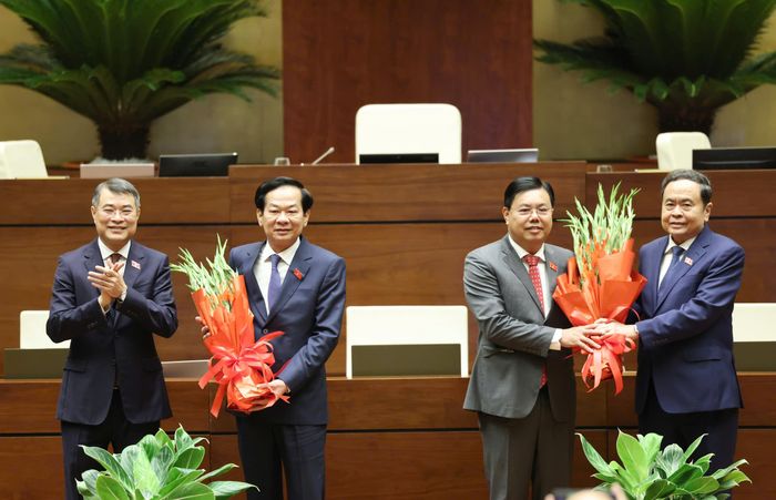 Thủ tướng Lê Minh Hưng và Chủ tịch Quốc hội Trần Thanh Mẫn tặng hoa chúc mừng Bí thư Thành ủy TP Cần Thơ Đỗ Thanh Bình và Bộ trưởng Bộ Nội vụ Nguyễn Tiến Hải, sáng 3-8. Ảnh: QUANG PHÚC