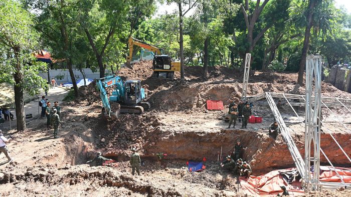 Máy cuốc được huy động và thi công liên tục 