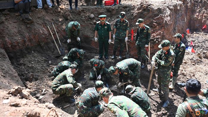  Thiếu tướng Trần Chí Tâm chỉ đạo nhiệm vụ tại khu vực tìm kiếm 