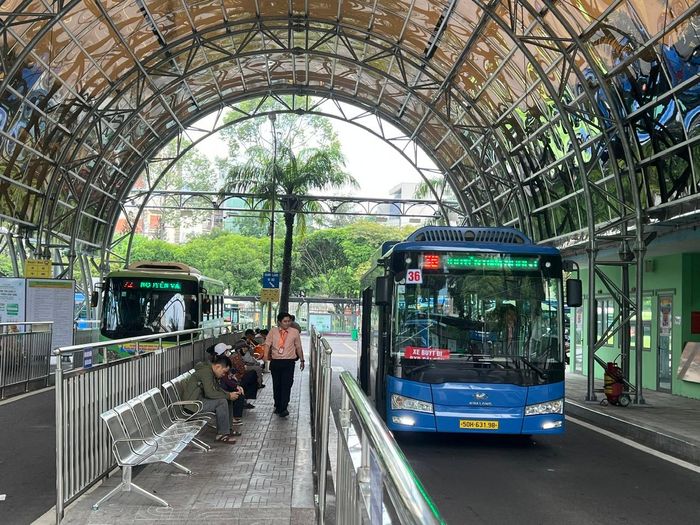 Bến xe buýt trung tâm Sài Gòn. Ảnh: QUỐC HÙNG