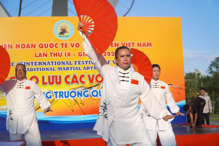  Các thành viên đoàn võ thuật đến từ Trung Quốc biểu diễn tiết mục võ thuật kết hợp quạt 