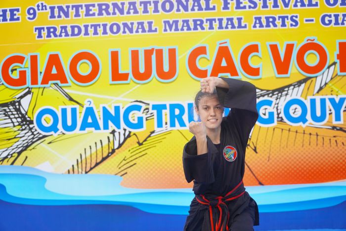  Võ sinh quốc tế trình diễn đòn võ mạnh mẽ 