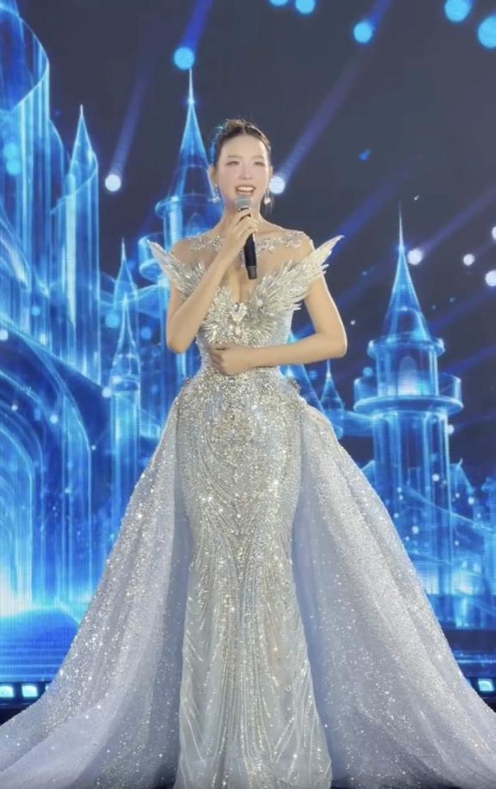  Hoa hậu Lê Nguyễn Bảo Ngọc trong thiết kế của Phạm Đăng Anh Thư 