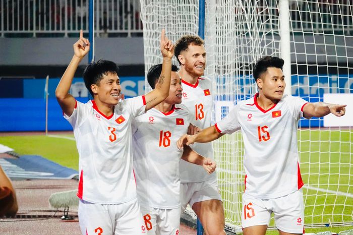 Các cầu thủ Việt Nam ăn mừng bàn thắng. Ảnh: TÔ AN