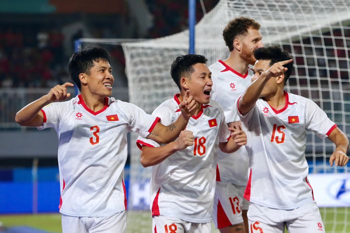 Các cầu thủ Việt Nam ăn mùng bàn thắng. Ảnh: TÔ AN