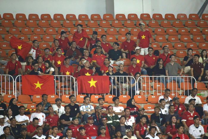 Các CĐV Việt Nam đến sân cổ vũ cho đội tuyển Việt Nam. Ảnh: TÔ AN
