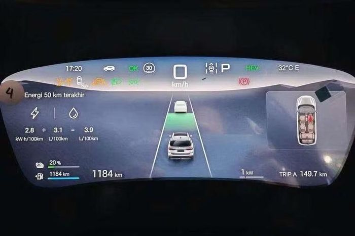 Tương tự bản thuần điện, BYD M6 DM cũng được trang bị nội thất 7 chỗ tiêu chuẩn. Riêng bản Cross Superior có thêm tùy chọn 6 chỗ với ghế thương gia ở hàng thứ hai. Nội thất giả da màu nâu chỉ dành riêng cho các phiên bản Cross. Dung tích khoang hành lý giữ nguyên ở mức 192 lít khi dựng đủ ghế và có thể tăng lên 580 lít khi gập hàng ghế thứ ba.