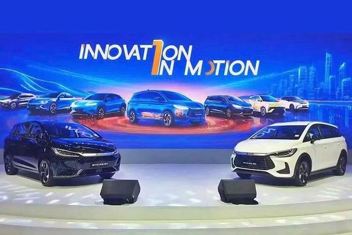 BYD M6 DM phiên bản bản cao cấp nhất Cross Superior với thiết kế mang hơi hướng SUV, xe cũng có sự khác biệt về mặt thiết kế so với M6 thuần điện. Cụ thể, bản DM sở hữu lưới tản nhiệt lớn và phồng hơn, gợi nhớ BYD e6 đời trước nhưng có thiết kế thoáng hơn để dẫn khí làm mát cho động cơ xăng. Hai bên là các hốc gió nằm ở góc chữ L trong khi cụm đèn pha được tạo hình mềm mại. Nẹp trang trí màu bạc trên lưới tản nhiệt vẫn được giữ lại.