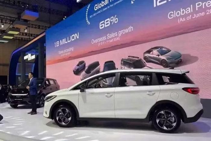 BYD M6 DM phiên bản bản cao cấp nhất Cross Superior với thiết kế mang hơi hướng SUV, có thêm ốp nhựa đen quanh thân xe và hốc bánh, đi kèm giá nóc theo phong cách SUV. Đây cũng là phiên bản duy nhất được trang bị đèn pha LED, dải đèn hậu LED vắt ngang cửa cốp và bộ mâm hợp kim 17 inch kiểu turbine. Trong khi đó, bản Classic chỉ dùng mâm 16 inch màu đen kém nổi bật.