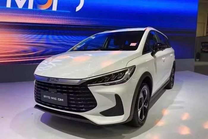 Tất cả các phiên bản của BYD M6 DM đều hỗ trợ sạc chậm AC tối đa 3,3 kW. Riêng bản dùng pin lớn hơn được bổ sung khả năng sạc nhanh DC với công suất tối đa 26 kW và chức năng cấp điện cho thiết bị ngoài (V2L).