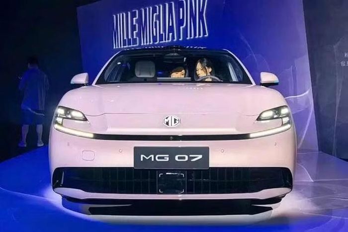 Thêm vào đó MG 07 còn sở hữu cửa không khung, cánh gió đuôi chỉnh điện 5 mức và 2 bộ vành 19 inch với thiết kế khác nhau. Ngăn chứa đồ phía trước có dung tích 168 lít trong khi khoang hành lý phía sau đạt 697 lít.