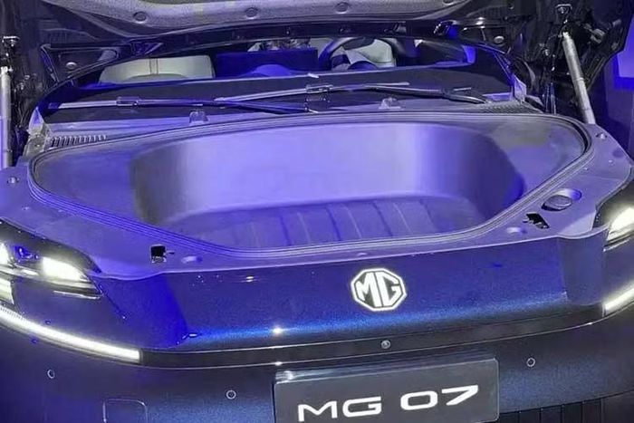 Nhờ hệ thống điện áp cao 800 V, bộ pin này hỗ trợ sạc nhanh 5C. Phạm vi hoạt động đạt 845 km theo tiêu chuẩn CLTC. Ngoài ra, biến thể này còn được trang bị mô-tơ điện với công suất tối đa 235 kW (315 mã lực), cho khả năng tăng tốc 0-100 km/h trong 5,9 giây. Một điểm nhấn khác của phiên bản cao cấp là hệ thống treo chủ động.