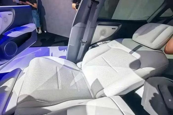 Phiên bản tiêu chuẩn không có cảm biến LiDAR của MG 07 sử dụng bộ pin bán rắn dung lượng 67 kWh do công ty con Qingtao của SAIC sản xuất, cho phạm vi hoạt động 650 km theo chu trình thử nghiệm CLTC của Trung Quốc. Bộ pin này cung cấp năng lượng cho một mô-tơ điện đặt ở cầu trước với công suất tối đa 176 kW (236 mã lực).