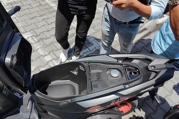 Honda Vario 125 2027 thế hệ mới vẫn duy trì dung tích cốp chứa đồ 18 lít dưới yên, hệ thống khóa thông minh Smartkey tích hợp cảnh báo chống trộm, đĩa phanh trước dạng lượn sóng kết hợp hệ thống phanh phối hợp CBS giúp tăng độ an toàn khi giảm tốc.