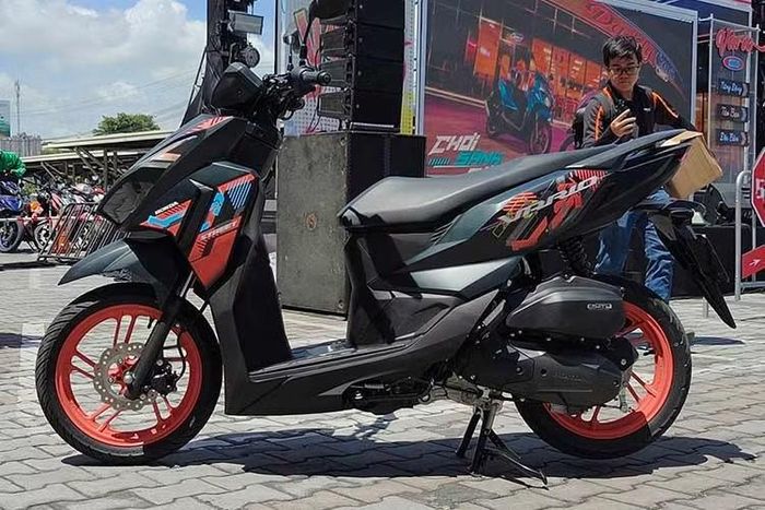 Khác với cấu hình bao bọc dàn áo kín truyền thống, Honda Vario 125 2027 bản Street gây ấn tượng mạnh với thiết kế ghi đông trần lấy cảm hứng từ phong cách đường phố, mang đến tư thế lái phóng khoáng, góc đánh lái linh hoạt và tăng khả năng kết nối giữa người điều khiển với phương tiện.