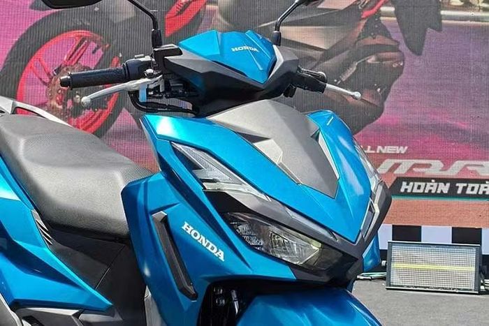 Về tổng thể kiến trúc, Vario 125 2027 vẫn duy trì ngôn ngữ thiết kế gọn gàng, góc cạnh đặc trưng với hệ thống chiếu sáng hoàn toàn bằng công nghệ LED có dải nhận diện hình chữ "V" sắc sảo ở phần đầu xe. Mặt sàn để chân dạng phẳng được giữ lại nhằm tối ưu không gian để chân và sự tiện lợi khi di chuyển hàng ngày.