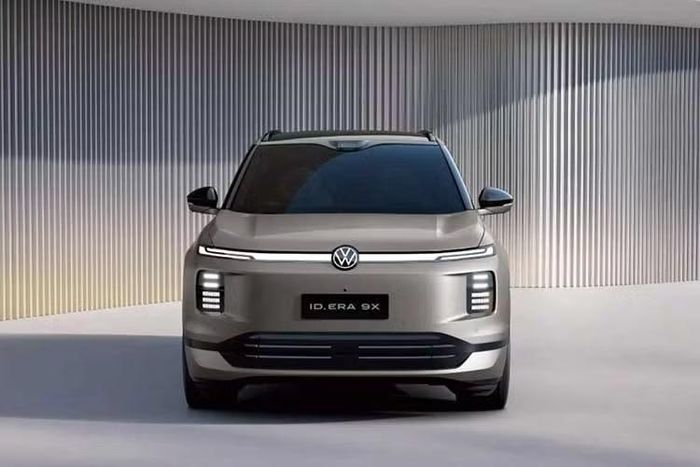 Theo một số tư vấn bán hàng của Volkswagen Việt Nam cho biết, Volkswagen ID. Era 9X có thời gian giao xe dự kiến vào tháng 9 hoặc tháng 10/2026. Nhiều khả năng có 3 phiên bản mở bán, giá tạm tính dao động từ gần 3 - 4 tỷ đồng. Nhập nguyên chiếc từ Trung Quốc.