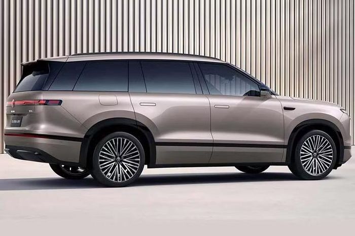Nhờ công nghệ EREV, xe có thể đạt phạm vi di chuyển tối đa lên tới 1.651 km theo chu trình CLTC khi kết hợp pin đầy và nhiên liệu đầy bình. Volkswagen cho rằng, giải pháp này giúp xe đáp ứng nhu cầu di chuyển hằng ngày bằng điện, đồng thời hạn chế phụ thuộc vào hạ tầng trạm sạc trong các hành trình dài.