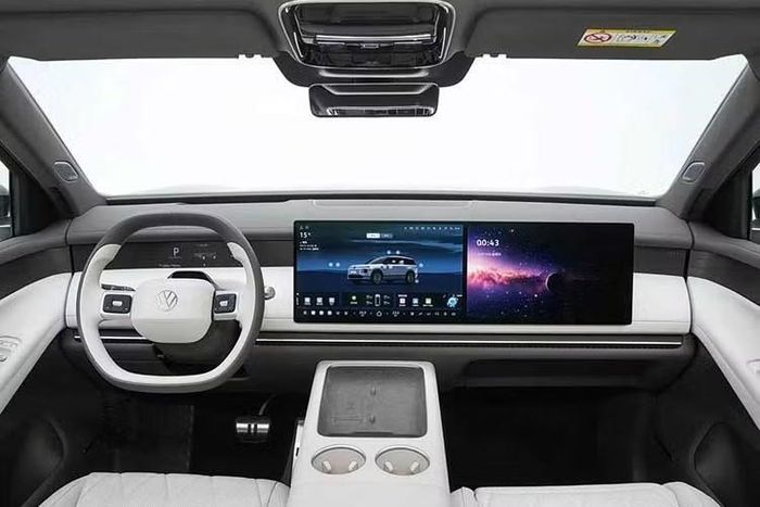 Volkswagen ID. ERA 9X 2026 mới sở hữu chiều dài hơn 5,2 m, thuộc nhóm SUV kích thước lớn nhất của Volkswagen. Thiết kế ngoại thất kết hợp các đường nét vuông và tròn, trong khi khoang cabin được phát triển theo phong cách đa tầng, hướng tới không gian cao cấp