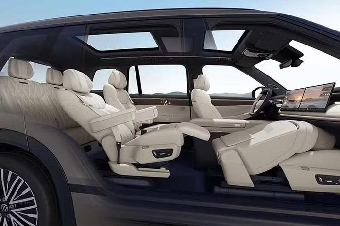 Về vận hành, ID. ERA 9X sử dụng hệ dẫn động AWD với hai mô-tơ điện, tổng công suất tối đa 380 kW (510 mã lực) và mô-men xoắn 660 Nm. Cụm pin 65,2 kWh sử dụng kiến trúc điện 800V, hỗ trợ sạc nhanh DC từ 10% lên 80% trong khoảng 16,5 phút.