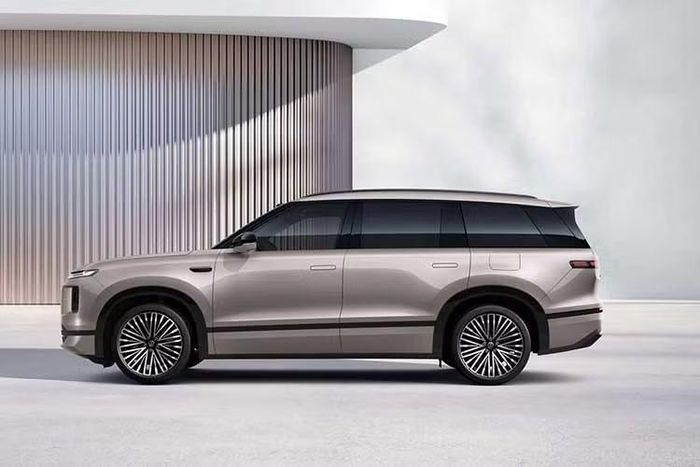 Theo thông tin từ Volkswagen, SUV ID. ERA 9X là mẫu xe EREV đầu tiên của thương hiệu này, đồng thời được giới thiệu tại Việt Nam trong nhóm những mẫu xe ứng dụng công nghệ mở rộng phạm vi hoạt động sớm trên thị trường.