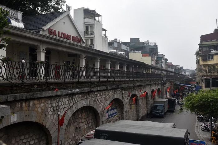 Cổng vòm cầu Phùng Hưng.