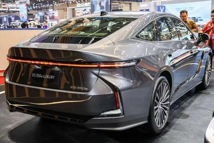 Về thiết kế, Lexus áp dụng ngôn ngữ mới mang tên "Clean Tech × Elegance", với phần đầu xe sắc sảo, thân xe có nhiều đường gân nổi và các mảng khối tạo hình hiện đại. So với thế hệ trước, ngoại hình của ES mới mang phong cách tương lai hơn, đồng thời vẫn giữ được sự sang trọng đặc trưng của thương hiệu Nhật Bản.