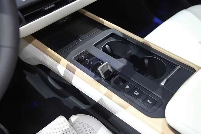 Trong khi đó, ES350e đánh dấu lần đầu tiên dòng ES có phiên bản thuần điện. Mẫu sedan này sử dụng một mô-tơ điện đặt phía trước, sản sinh công suất 224 PS và mô-men xoắn 289 Nm. Nguồn điện được cung cấp bởi bộ pin 74,7 kWh, hỗ trợ sạc nhanh DC công suất tối đa 150 kW.