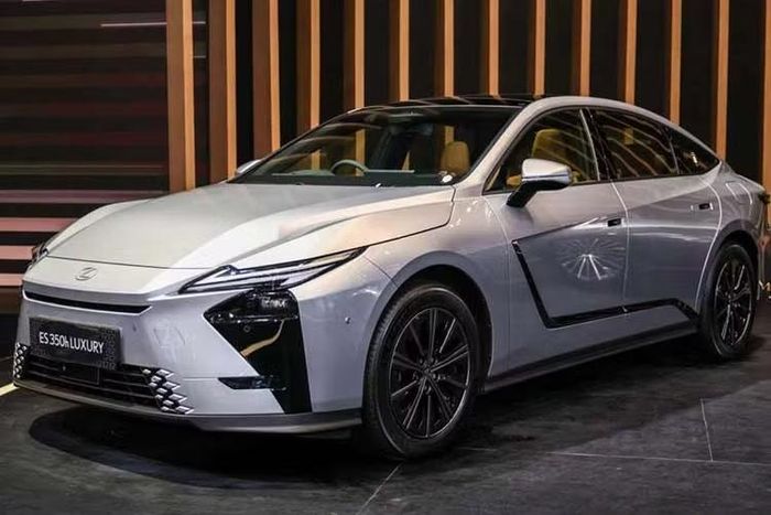 Tại Indonesia, Lexus ES được phân phối với hai phiên bản gồm ES350h Luxury sử dụng hệ truyền động hybrid và ES350e Luxury chạy điện hoàn toàn. Mức giá lần lượt là 1,299 tỷ Rupiah (tương đương 1,9 tỷ đồng) và 1,480 tỷ Rupiah (tương đương 2,1 tỷ đồng).