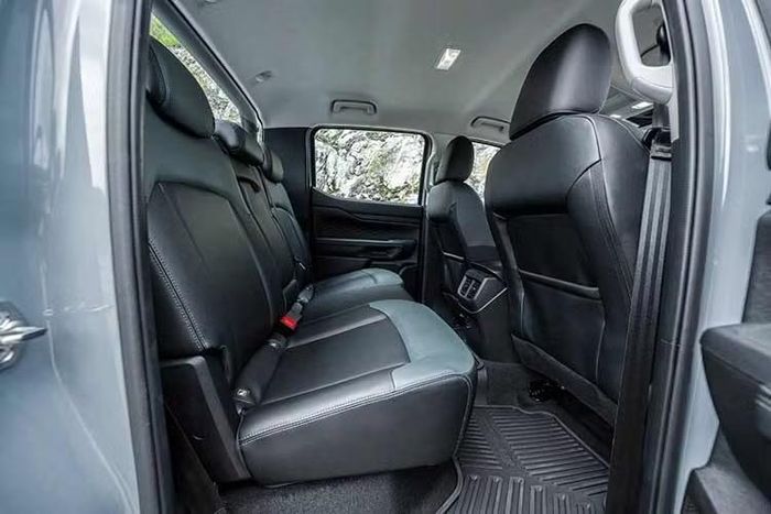 Xe được tích hợp bốn chế độ lái gồm Normal, Eco, Tow/Haul và Slippery, cùng hệ thống treo trước tay đòn kép độc lập và treo sau sử dụng nhíp lá. Cung cấp sức mạnh cho xe là động cơ diesel EcoBlue 2.0L Turbo 4 xi-lanh, sản sinh công suất tối đa 170 mã lực và mô-men xoắn cực đại 405 Nm.