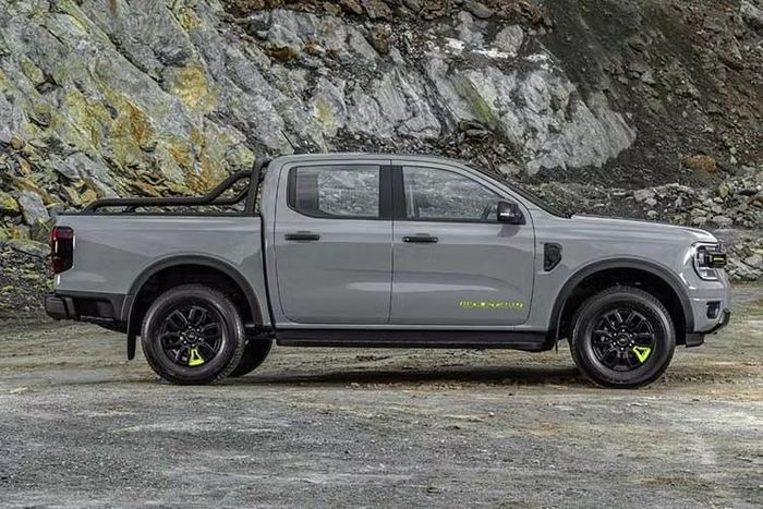 Về thiết kế, bán tải Ford Ranger Wolftrak vẫn giữ kiểu dáng Double Cab 4 cửa quen thuộc nhưng được bổ sung nhiều chi tiết nhận diện riêng. Điểm nhấn nằm ở lưới tản nhiệt thiết kế mới với các chi tiết trang trí màu xanh Lime Green đặc trưng của dòng Wolftrak.
