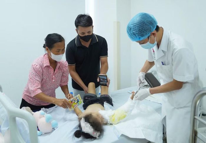 Cánh tay bệnh nhi đã được nối ghép thành công - Ảnh BVCC