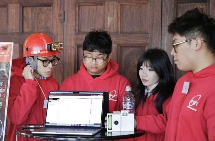 Nhóm sinh viên PTIT trình bày sản phẩm tại cuộc thi. Ảnh: Ngọc Ánh