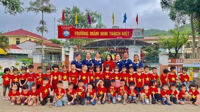 Theo phương án được UBND xã Tân Sơn xây dựng, dự kiến sáp nhập Trường Mầm non Thạch Kiệt vào Trường Mầm non Tân Phú.