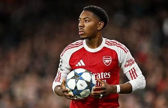 Trong khi đó, sự quan tâm từ phía Man United cũng mới dừng ở mức tin đồn chuyển nhượng.
