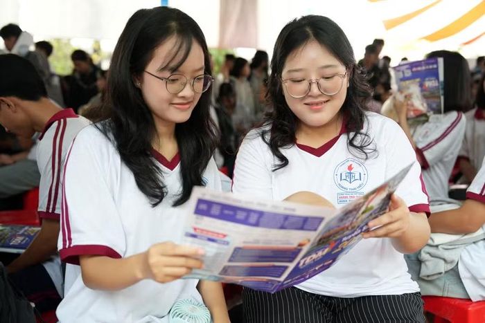 Thí sinh tìm hiểu thông tin tuyển sinh của Trường Đại học Thủ Dầu Một. Ảnh: TDMU.