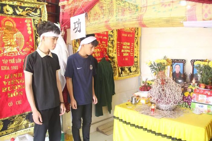 Bố mẹ cùng lúc ra đi để lại 2 anh em bơ vơ trước ngưỡng cửa tương lai.
