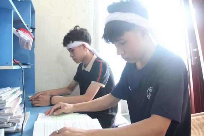 Dù muốn tiếp tục học hành ước mơ về tương lai nhưng biến cố của gia đình sợ rằng mọi thứ sẽ khép lại với Bảo An và Bảo Khánh.